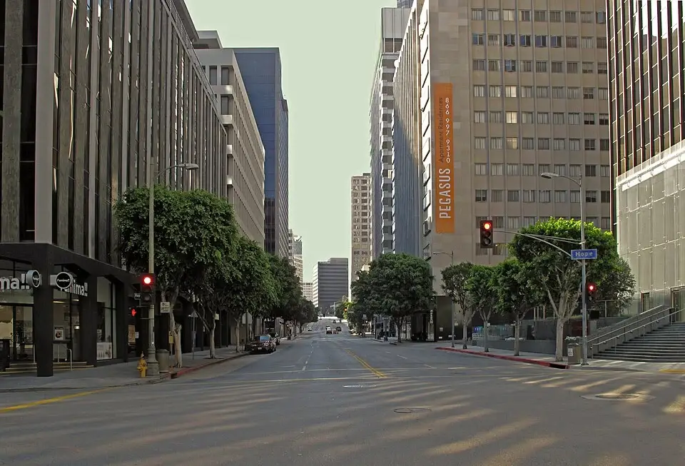 Wilshire_Boulevard_at_Hope_Street,_downtown_Los_Angeles,_California