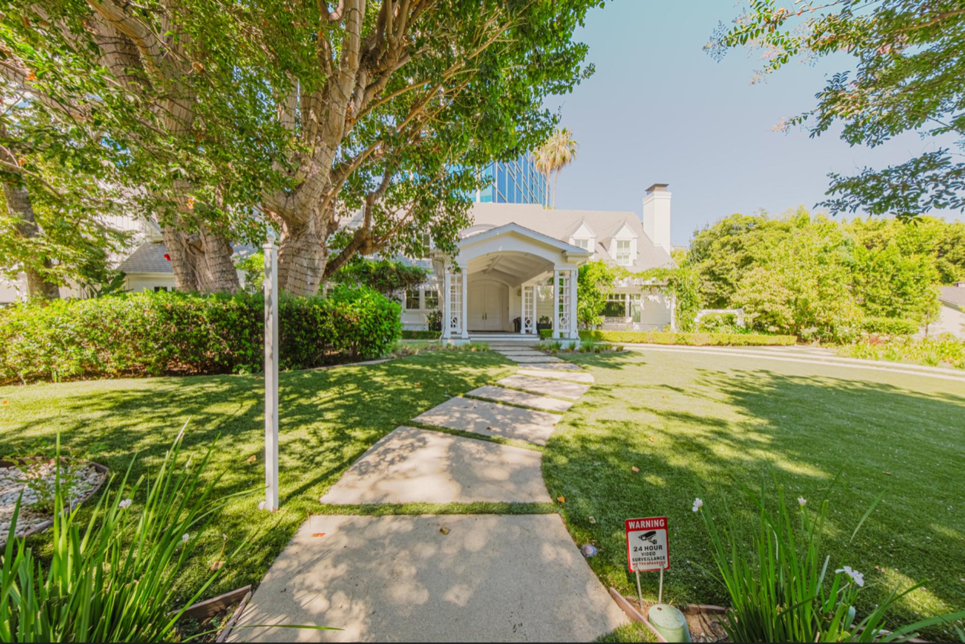 FRONT YARD PEDESTRIAN PATHWAY