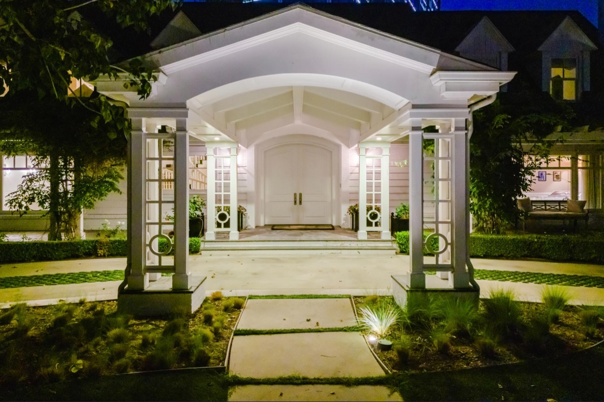 FRONT YARD PORT COCHERE